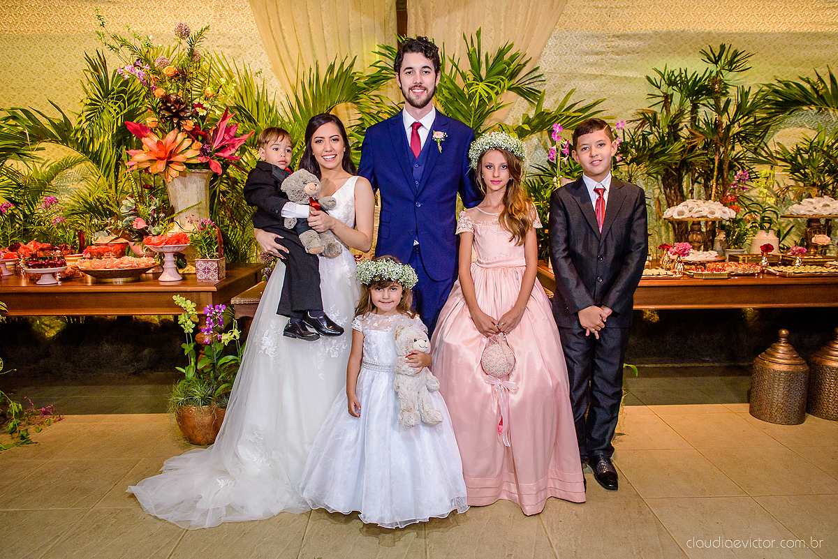 Lindo casamento realizado na fazenda encanto de linhares por fotógrafos de casamento de vila velha fotógrafos de casamento de vitória fotógrafos de casamento de serra espirito santo es com noivo noiva fist look e vestido com buquê de noiva