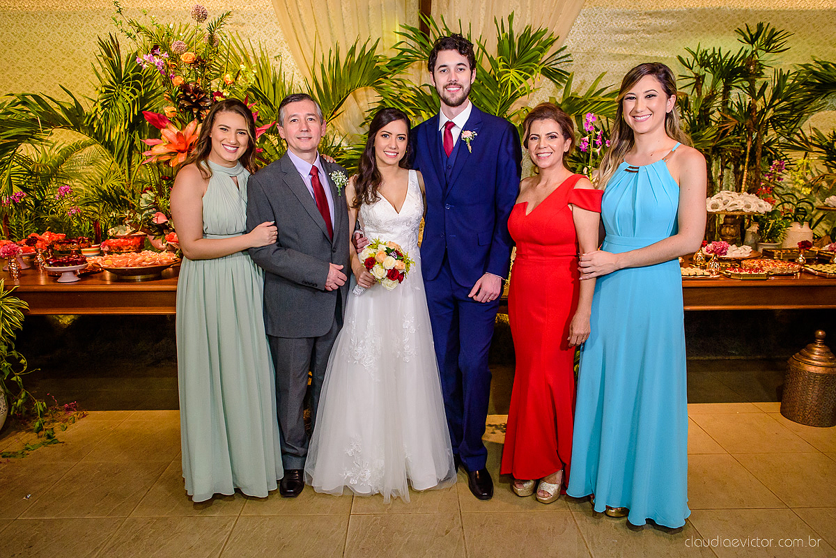 Lindo casamento realizado na fazenda encanto de linhares por fotógrafos de casamento de vila velha fotógrafos de casamento de vitória fotógrafos de casamento de serra espirito santo es com noivo noiva fist look e vestido com buquê de noiva