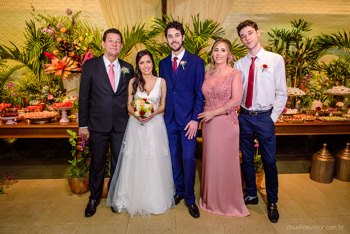 Lindo casamento realizado na fazenda encanto de linhares por fotógrafos de casamento de vila velha fotógrafos de casamento de vitória fotógrafos de casamento de serra espirito santo es com noivo noiva fist look e vestido com buquê de noiva