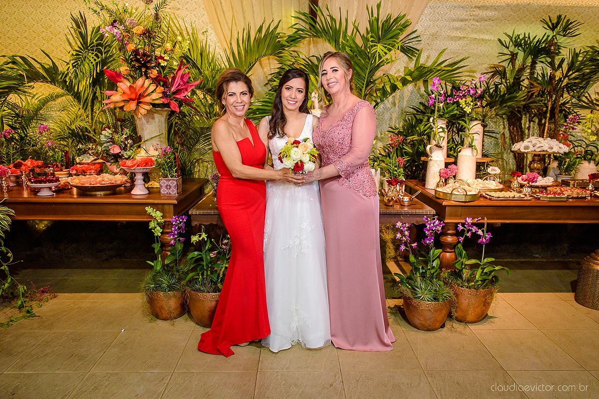 Lindo casamento realizado na fazenda encanto de linhares por fotógrafos de casamento de vila velha fotógrafos de casamento de vitória fotógrafos de casamento de serra espirito santo es com noivo noiva fist look e vestido com buquê de noiva