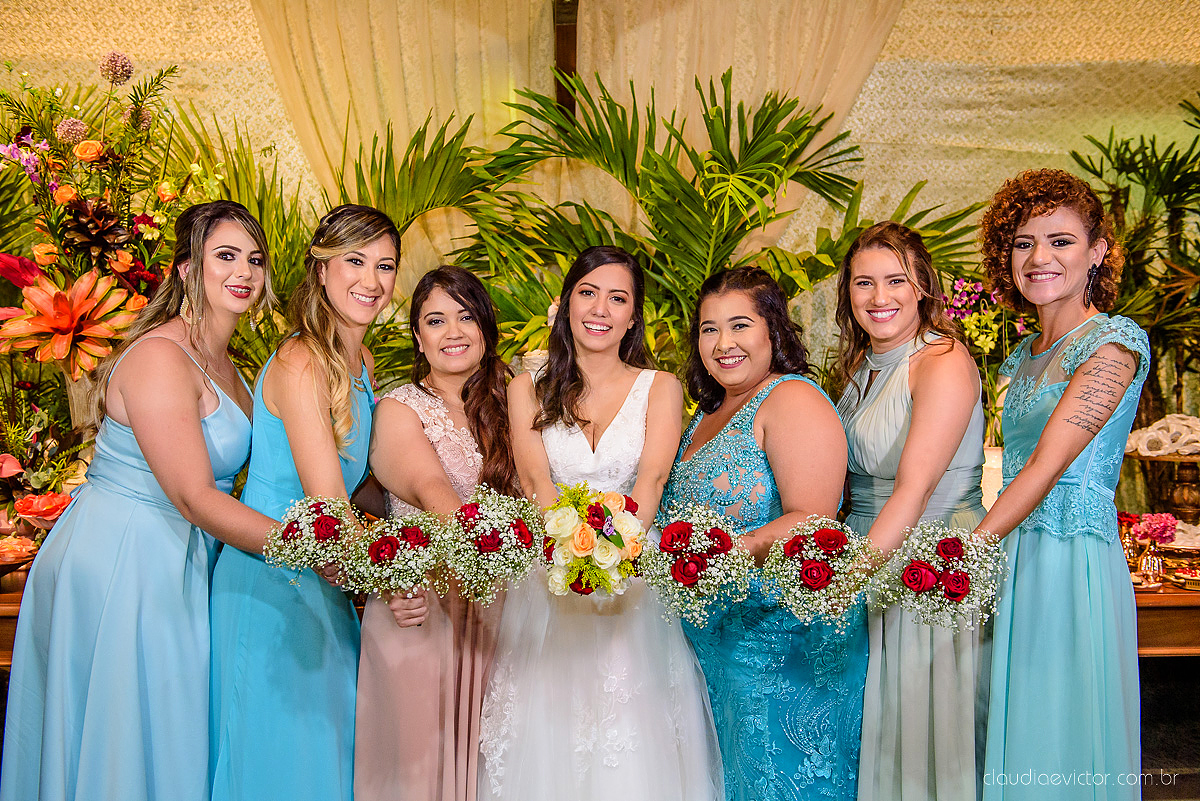 Lindo casamento realizado na fazenda encanto de linhares por fotógrafos de casamento de vila velha fotógrafos de casamento de vitória fotógrafos de casamento de serra espirito santo es com noivo noiva fist look e vestido com buquê de noiva