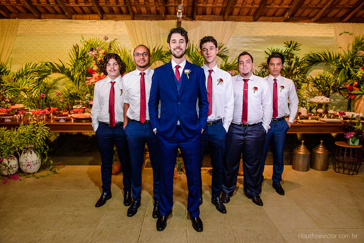 Lindo casamento realizado na fazenda encanto de linhares por fotógrafos de casamento de vila velha fotógrafos de casamento de vitória fotógrafos de casamento de serra espirito santo es com noivo noiva fist look e vestido com buquê de noiva