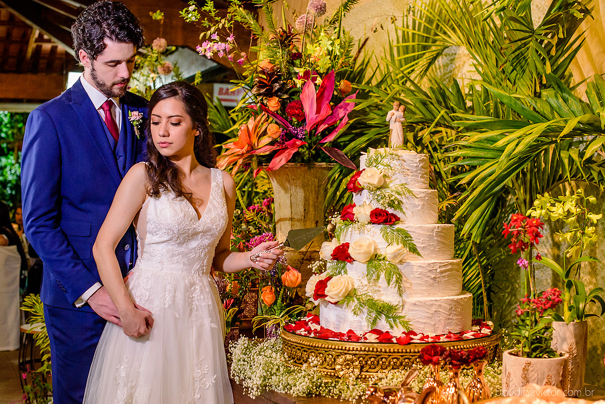 Lindo casamento realizado na fazenda encanto de linhares por fotógrafos de casamento de vila velha fotógrafos de casamento de vitória fotógrafos de casamento de serra espirito santo es com noivo noiva fist look e vestido com buquê de noiva