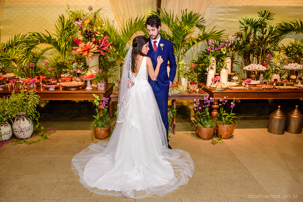 Lindo casamento realizado na fazenda encanto de linhares por fotógrafos de casamento de vila velha fotógrafos de casamento de vitória fotógrafos de casamento de serra espirito santo es com noivo noiva fist look e vestido com buquê de noiva