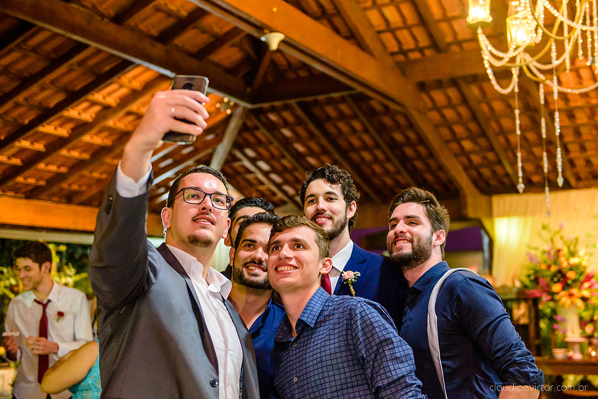 Lindo casamento realizado na fazenda encanto de linhares por fotógrafos de casamento de vila velha fotógrafos de casamento de vitória fotógrafos de casamento de serra espirito santo es com noivo noiva fist look e vestido com buquê de noiva