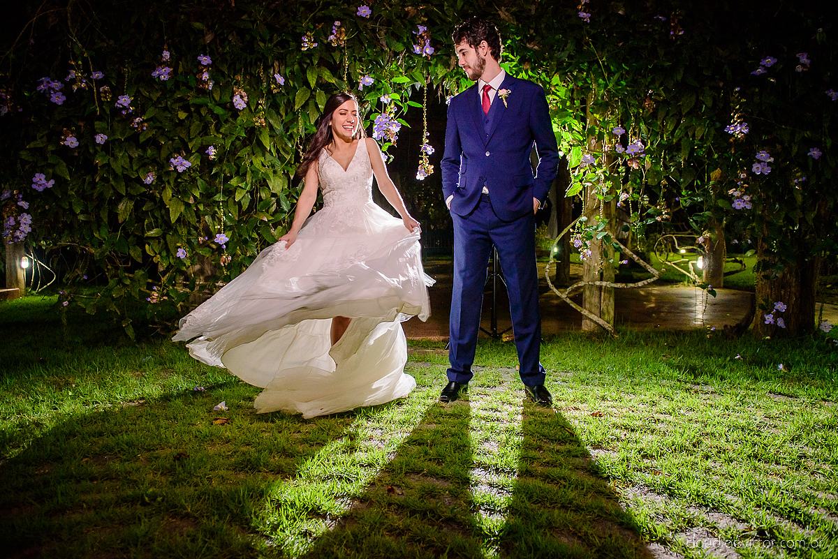 Lindo casamento realizado na fazenda encanto de linhares por fotógrafos de casamento de vila velha fotógrafos de casamento de vitória fotógrafos de casamento de serra espirito santo es com noivo noiva fist look e vestido com buquê de noiva