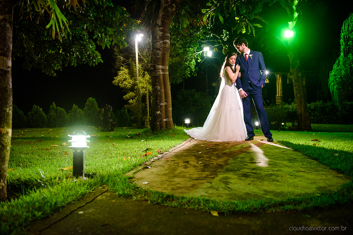 Lindo casamento realizado na fazenda encanto de linhares por fotógrafos de casamento de vila velha fotógrafos de casamento de vitória fotógrafos de casamento de serra espirito santo es com noivo noiva fist look e vestido com buquê de noiva