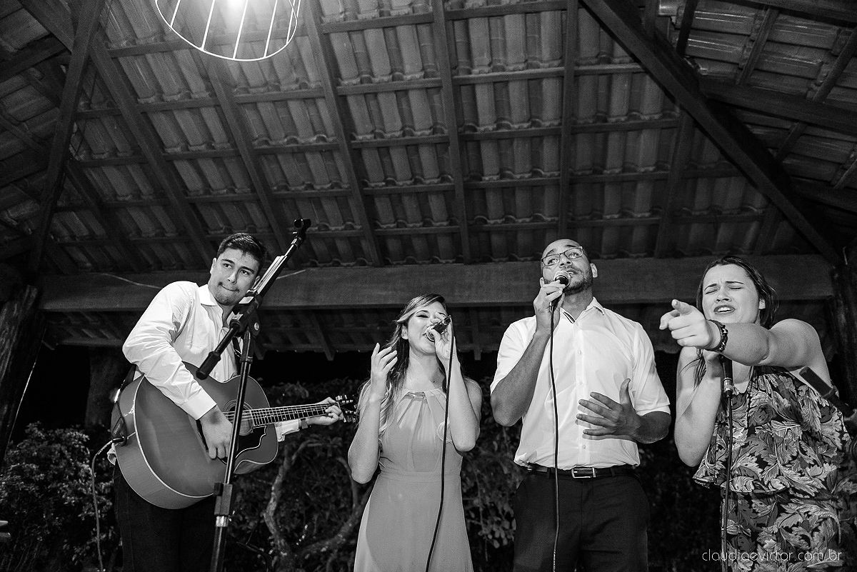 Lindo casamento realizado na fazenda encanto de linhares por fotógrafos de casamento de vila velha fotógrafos de casamento de vitória fotógrafos de casamento de serra espirito santo es com noivo noiva fist look e vestido com buquê de noiva