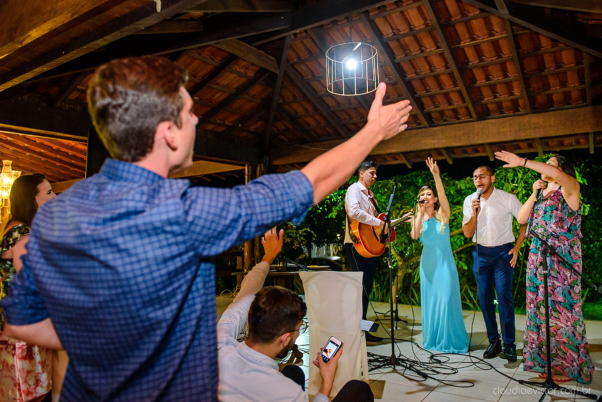 Lindo casamento realizado na fazenda encanto de linhares por fotógrafos de casamento de vila velha fotógrafos de casamento de vitória fotógrafos de casamento de serra espirito santo es com noivo noiva fist look e vestido com buquê de noiva