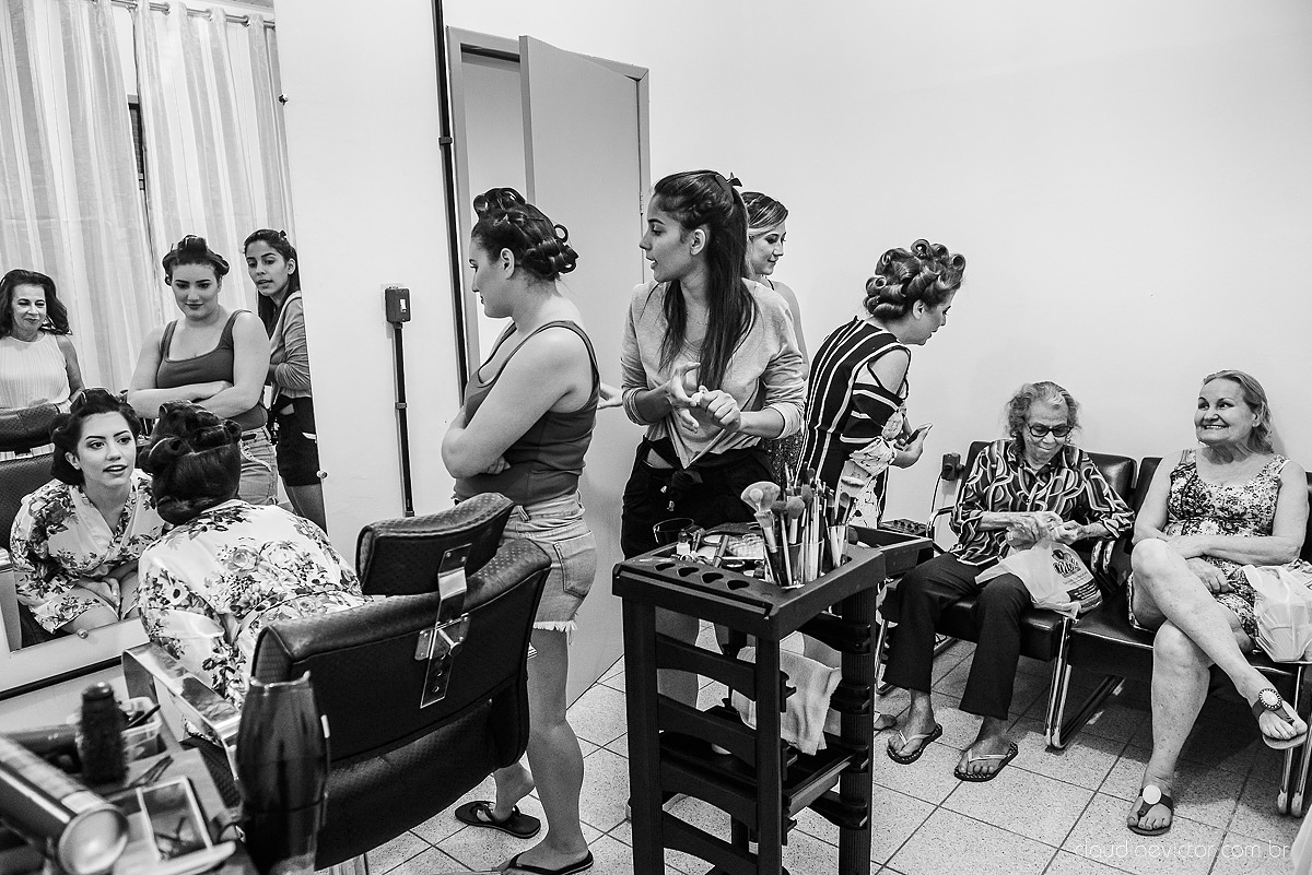 Lindo casamento realizado na fazenda encanto de linhares por fotógrafos de casamento de vila velha fotógrafos de casamento de vitória fotógrafos de casamento de serra espirito santo es com noivo noiva fist look e vestido com buquê de noiva