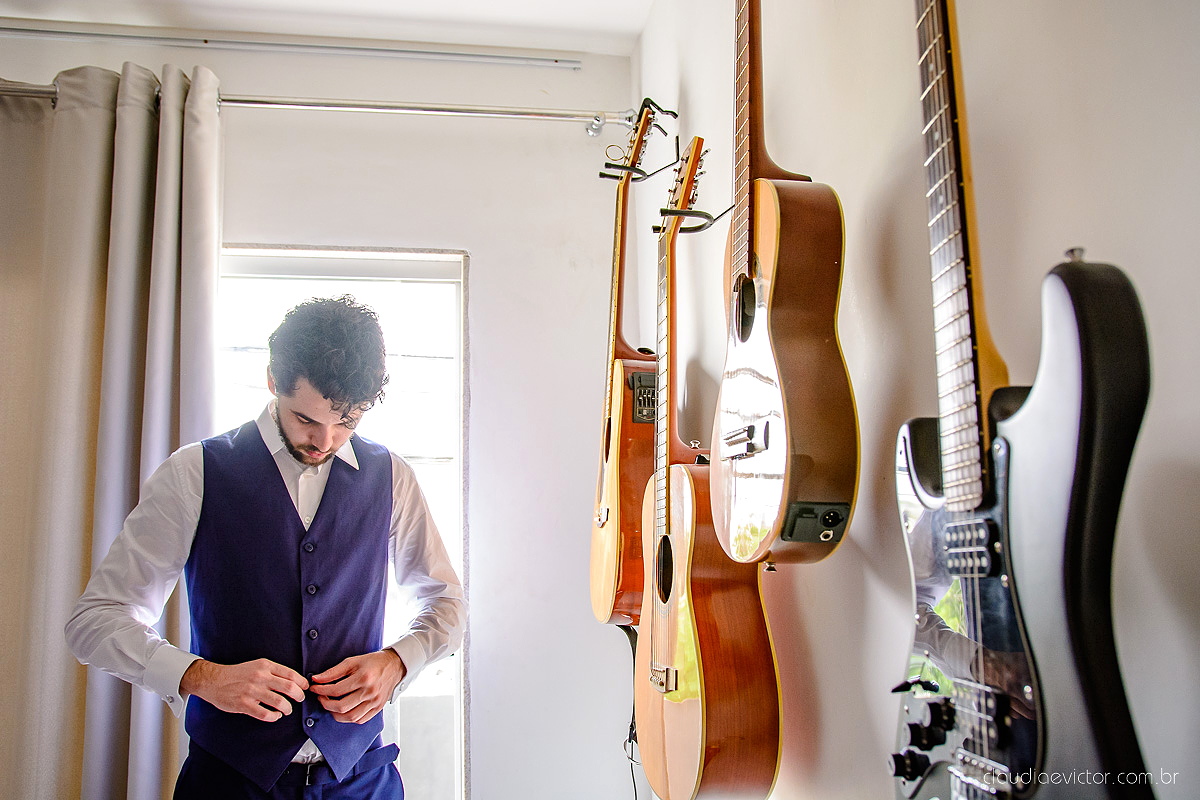 Lindo casamento realizado na fazenda encanto de linhares por fotógrafos de casamento de vila velha fotógrafos de casamento de vitória fotógrafos de casamento de serra espirito santo es com noivo noiva fist look e vestido com buquê de noiva
