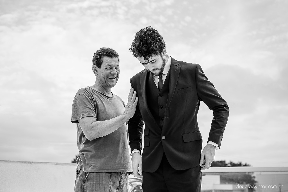 Lindo casamento realizado na fazenda encanto de linhares por fotógrafos de casamento de vila velha fotógrafos de casamento de vitória fotógrafos de casamento de serra espirito santo es com noivo noiva fist look e vestido com buquê de noiva