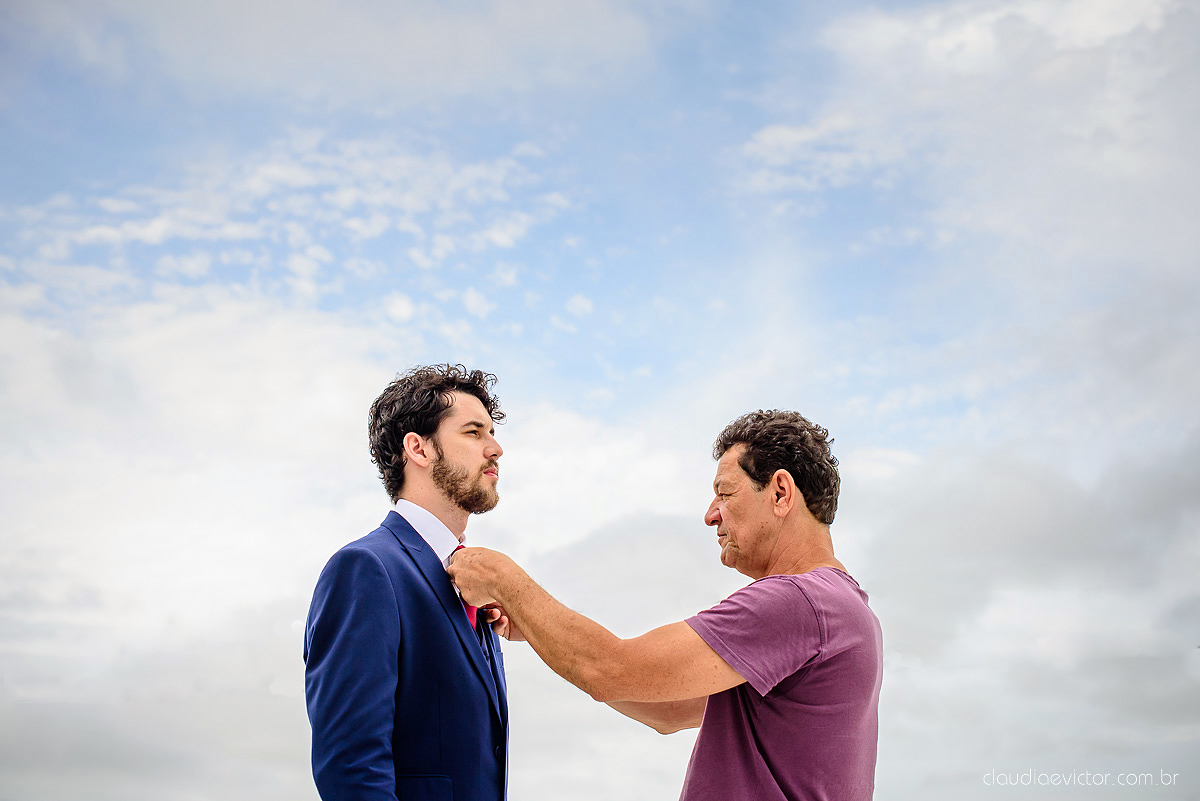 Lindo casamento realizado na fazenda encanto de linhares por fotógrafos de casamento de vila velha fotógrafos de casamento de vitória fotógrafos de casamento de serra espirito santo es com noivo noiva fist look e vestido com buquê de noiva