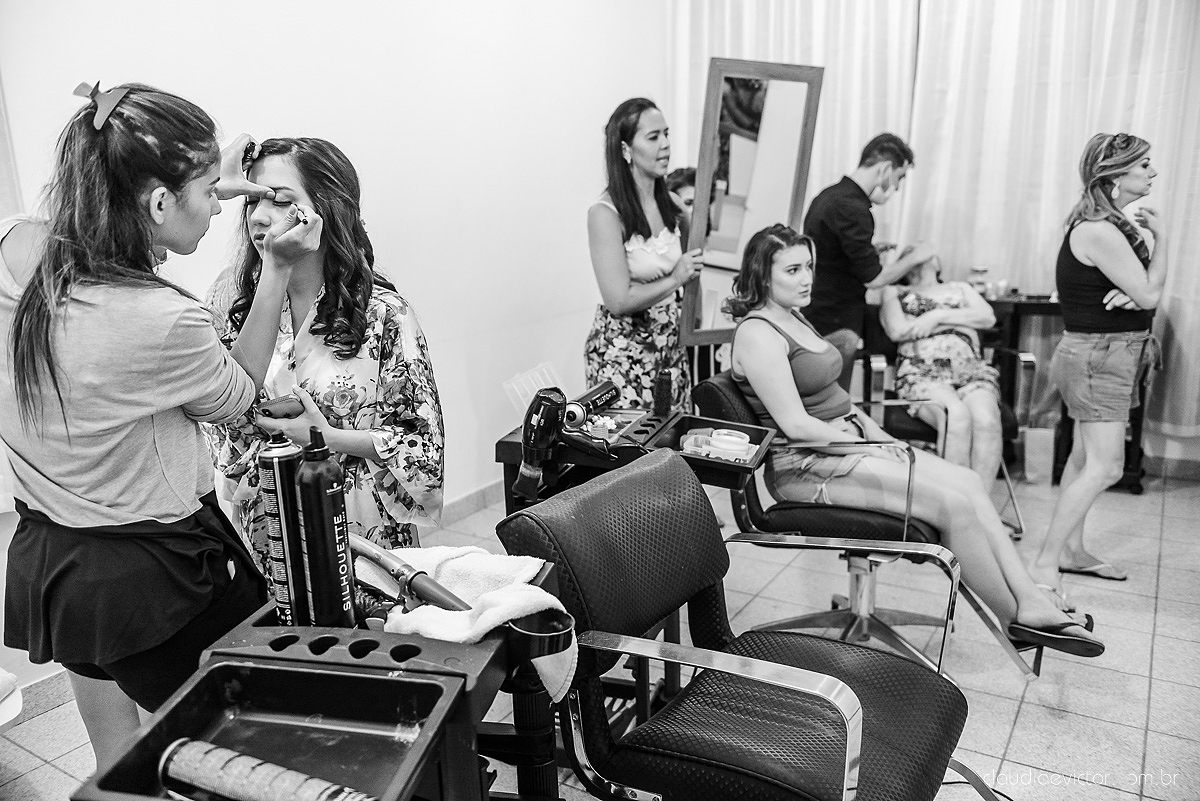 Lindo casamento realizado na fazenda encanto de linhares por fotógrafos de casamento de vila velha fotógrafos de casamento de vitória fotógrafos de casamento de serra espirito santo es com noivo noiva fist look e vestido com buquê de noiva