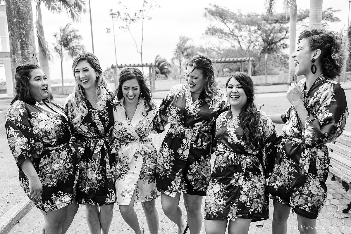 Lindo casamento realizado na fazenda encanto de linhares por fotógrafos de casamento de vila velha fotógrafos de casamento de vitória fotógrafos de casamento de serra espirito santo es com noivo noiva fist look e vestido com buquê de noiva