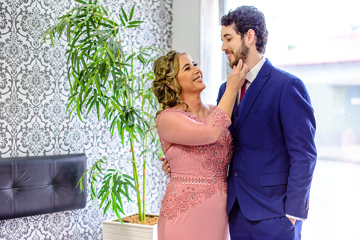 Lindo casamento realizado na fazenda encanto de linhares por fotógrafos de casamento de vila velha fotógrafos de casamento de vitória fotógrafos de casamento de serra espirito santo es com noivo noiva fist look e vestido com buquê de noiva