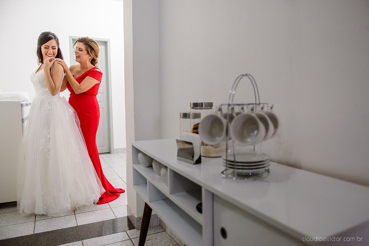 Lindo casamento realizado na fazenda encanto de linhares por fotógrafos de casamento de vila velha fotógrafos de casamento de vitória fotógrafos de casamento de serra espirito santo es com noivo noiva fist look e vestido com buquê de noiva