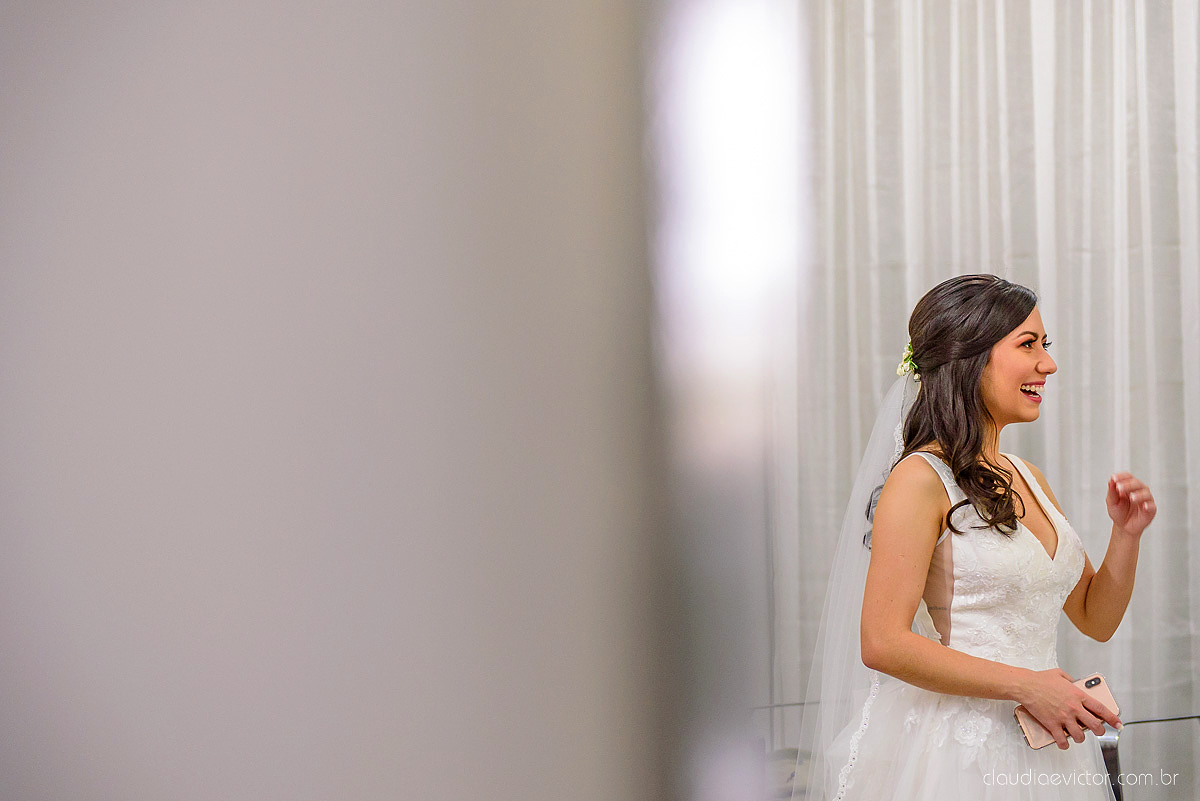 Lindo casamento realizado na fazenda encanto de linhares por fotógrafos de casamento de vila velha fotógrafos de casamento de vitória fotógrafos de casamento de serra espirito santo es com noivo noiva fist look e vestido com buquê de noiva