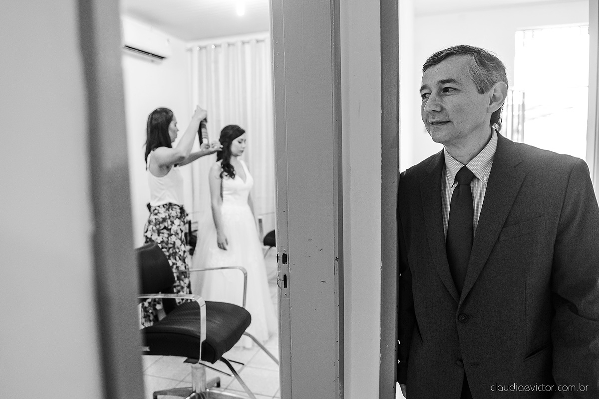 Lindo casamento realizado na fazenda encanto de linhares por fotógrafos de casamento de vila velha fotógrafos de casamento de vitória fotógrafos de casamento de serra espirito santo es com noivo noiva fist look e vestido com buquê de noiva