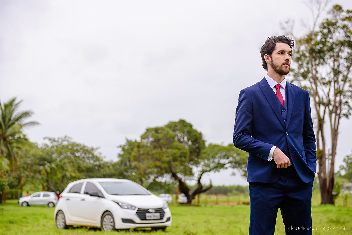 Lindo casamento realizado na fazenda encanto de linhares por fotógrafos de casamento de vila velha fotógrafos de casamento de vitória fotógrafos de casamento de serra espirito santo es com noivo noiva fist look e vestido com buquê de noiva