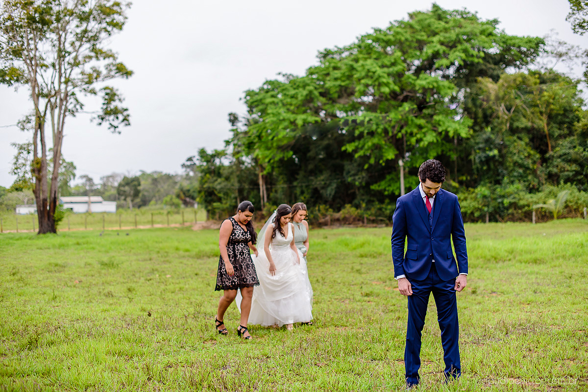 Lindo casamento realizado na fazenda encanto de linhares por fotógrafos de casamento de vila velha fotógrafos de casamento de vitória fotógrafos de casamento de serra espirito santo es com noivo noiva fist look e vestido com buquê de noiva
