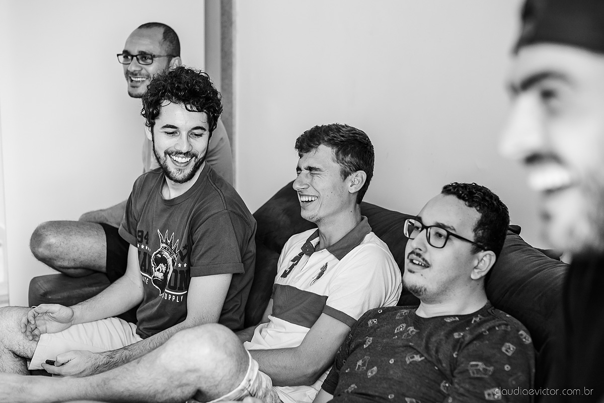 Lindo casamento realizado na fazenda encanto de linhares por fotógrafos de casamento de vila velha fotógrafos de casamento de vitória fotógrafos de casamento de serra espirito santo es com noivo noiva fist look e vestido com buquê de noiva