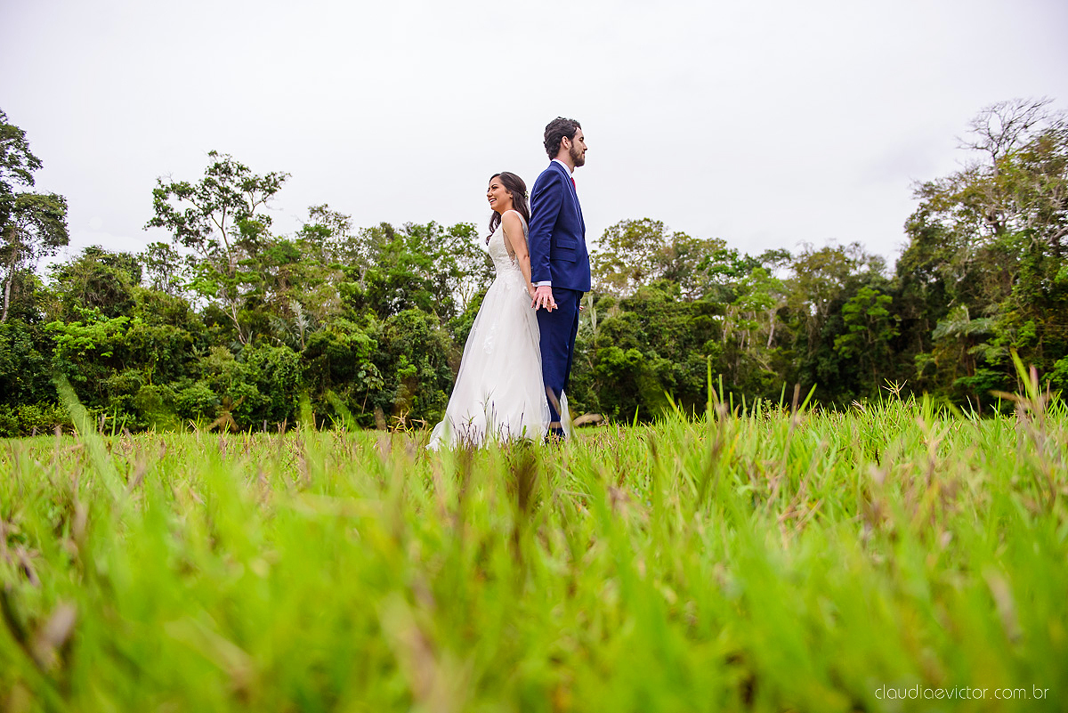 Lindo casamento realizado na fazenda encanto de linhares por fotógrafos de casamento de vila velha fotógrafos de casamento de vitória fotógrafos de casamento de serra espirito santo es com noivo noiva fist look e vestido com buquê de noiva