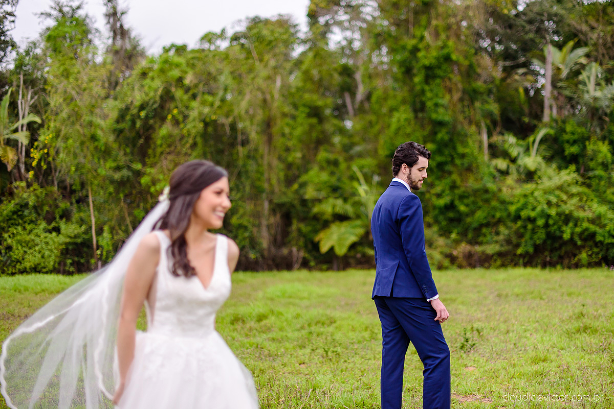 Lindo casamento realizado na fazenda encanto de linhares por fotógrafos de casamento de vila velha fotógrafos de casamento de vitória fotógrafos de casamento de serra espirito santo es com noivo noiva fist look e vestido com buquê de noiva