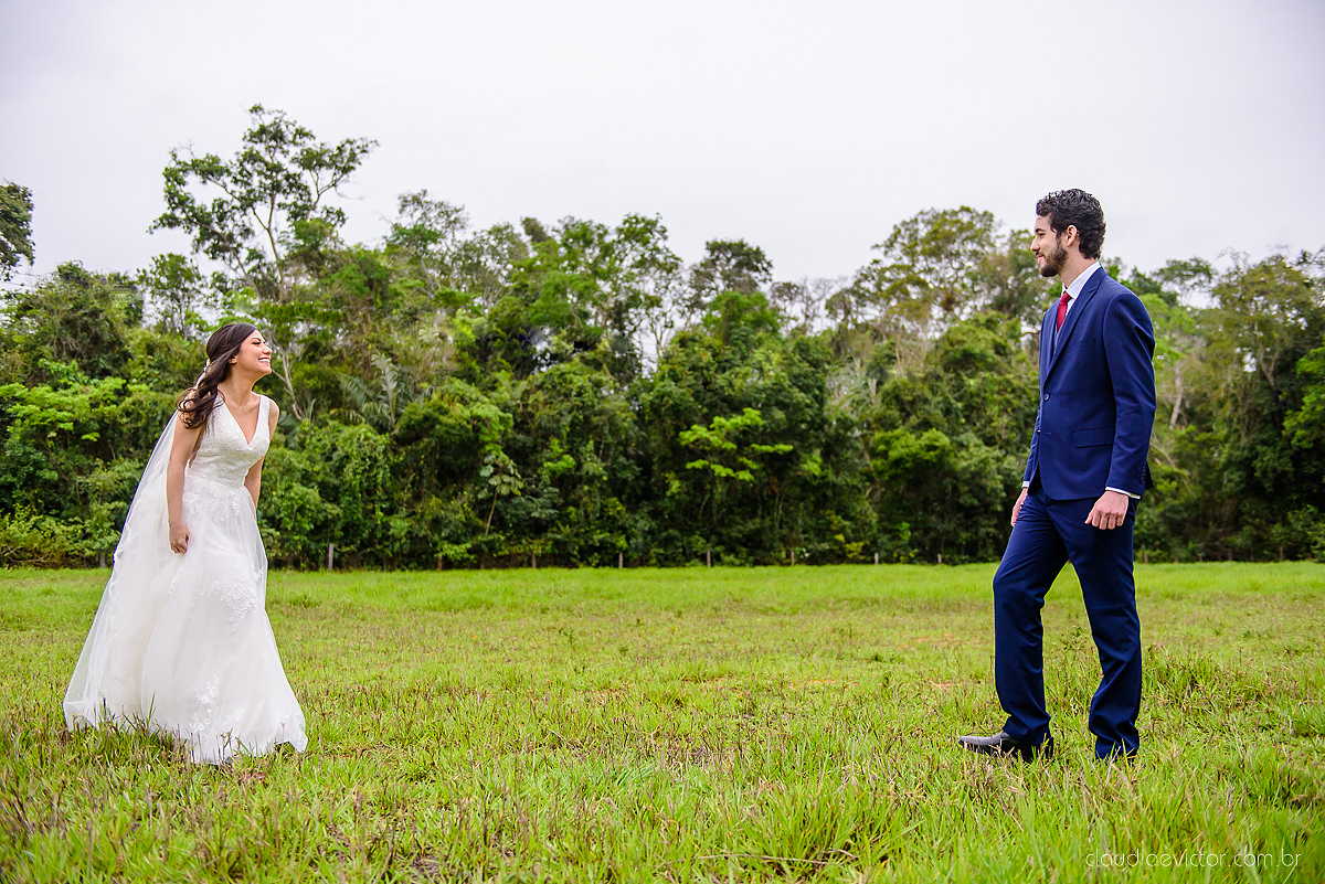 Lindo casamento realizado na fazenda encanto de linhares por fotógrafos de casamento de vila velha fotógrafos de casamento de vitória fotógrafos de casamento de serra espirito santo es com noivo noiva fist look e vestido com buquê de noiva