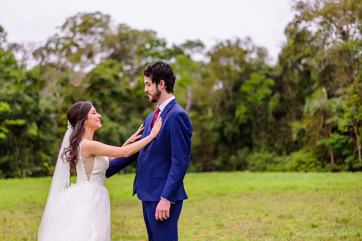 Lindo casamento realizado na fazenda encanto de linhares por fotógrafos de casamento de vila velha fotógrafos de casamento de vitória fotógrafos de casamento de serra espirito santo es com noivo noiva fist look e vestido com buquê de noiva