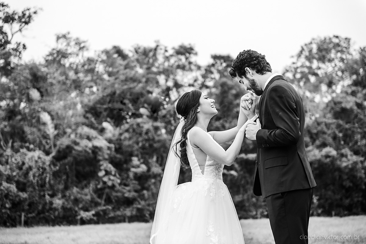 Lindo casamento realizado na fazenda encanto de linhares por fotógrafos de casamento de vila velha fotógrafos de casamento de vitória fotógrafos de casamento de serra espirito santo es com noivo noiva fist look e vestido com buquê de noiva