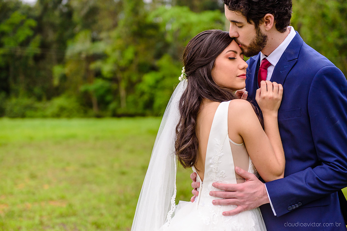 Lindo casamento realizado na fazenda encanto de linhares por fotógrafos de casamento de vila velha fotógrafos de casamento de vitória fotógrafos de casamento de serra espirito santo es com noivo noiva fist look e vestido com buquê de noiva