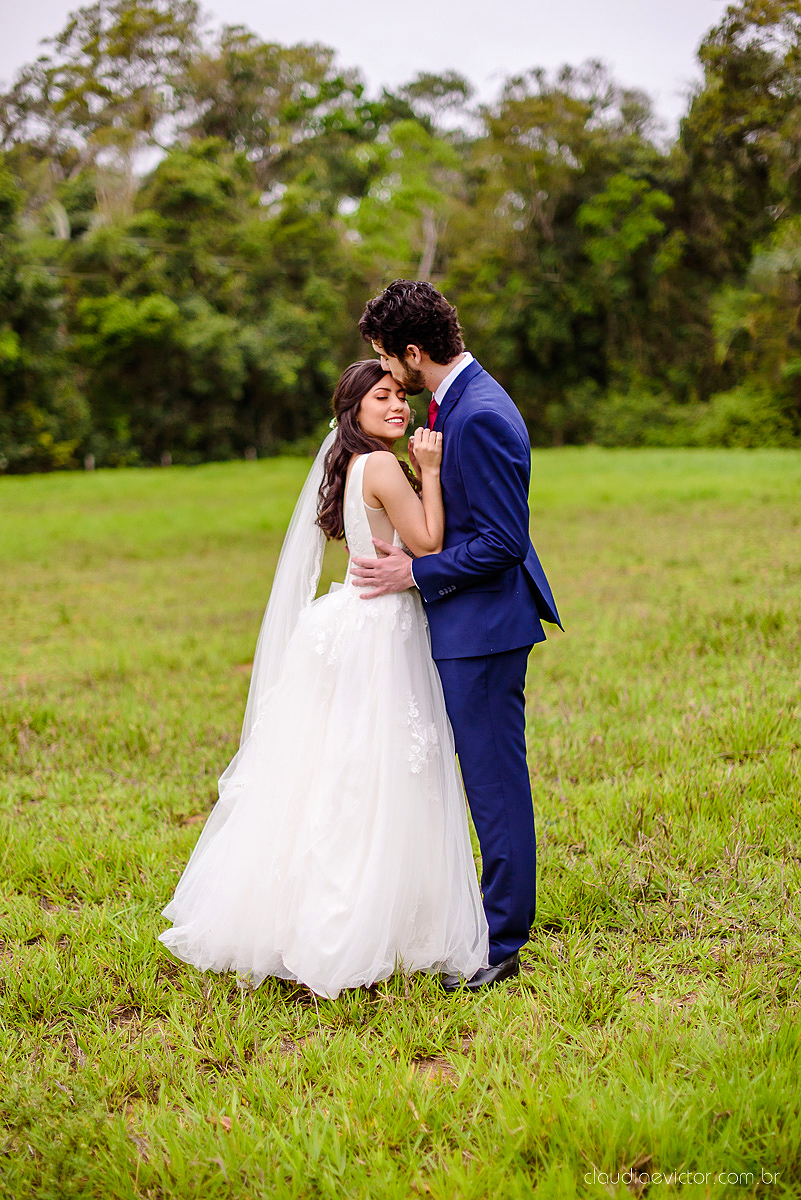 Lindo casamento realizado na fazenda encanto de linhares por fotógrafos de casamento de vila velha fotógrafos de casamento de vitória fotógrafos de casamento de serra espirito santo es com noivo noiva fist look e vestido com buquê de noiva