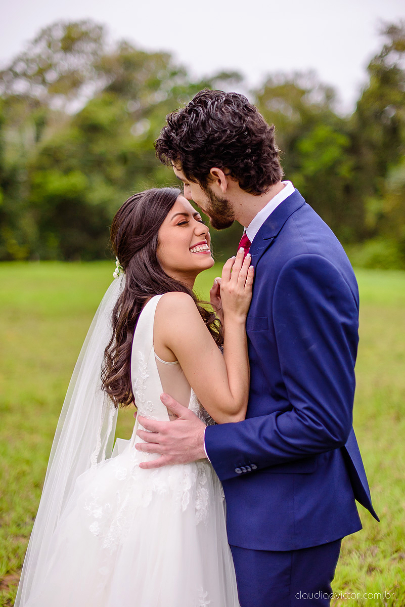 Lindo casamento realizado na fazenda encanto de linhares por fotógrafos de casamento de vila velha fotógrafos de casamento de vitória fotógrafos de casamento de serra espirito santo es com noivo noiva fist look e vestido com buquê de noiva