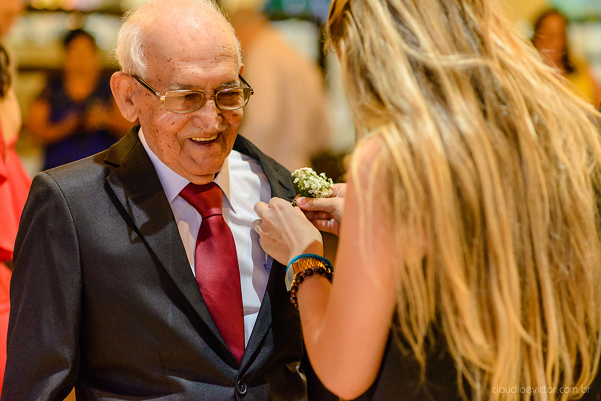 Lindo casamento realizado na fazenda encanto de linhares por fotógrafos de casamento de vila velha fotógrafos de casamento de vitória fotógrafos de casamento de serra espirito santo es com noivo noiva fist look e vestido com buquê de noiva