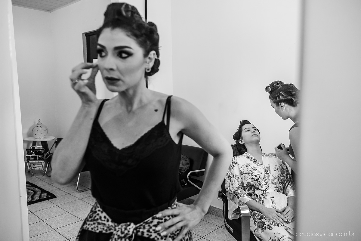 Lindo casamento realizado na fazenda encanto de linhares por fotógrafos de casamento de vila velha fotógrafos de casamento de vitória fotógrafos de casamento de serra espirito santo es com noivo noiva fist look e vestido com buquê de noiva