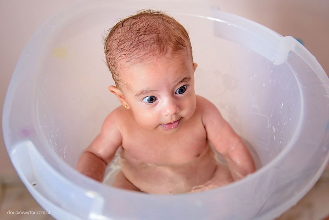 Lindo ensaio lifestyle com bebê e família em casa feito por fotógrafos de casamento de vila velha fotógrafos de casamento de vitória fotógrafos de casamento de serra espirito santo es em vitória
