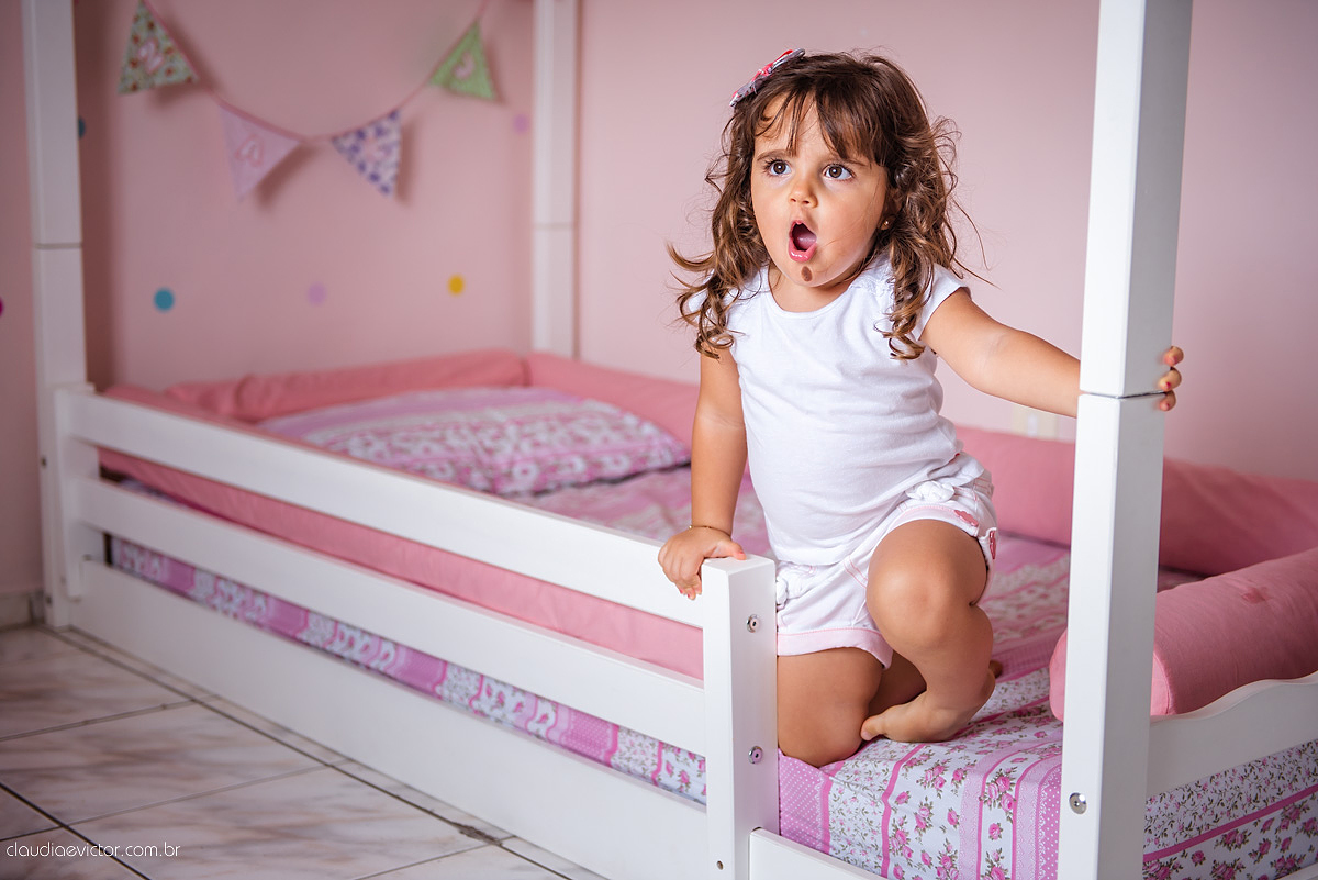 Lindo ensaio lifestyle com bebê e família em casa feito por fotógrafos de casamento de vila velha fotógrafos de casamento de vitória fotógrafos de casamento de serra espirito santo es em vitória