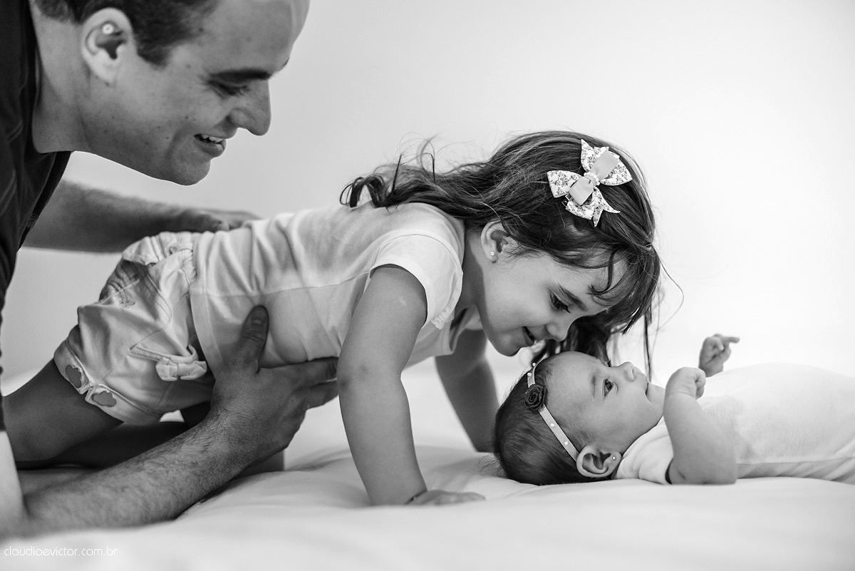 Lindo ensaio lifestyle com bebê e família em casa feito por fotógrafos de casamento de vila velha fotógrafos de casamento de vitória fotógrafos de casamento de serra espirito santo es em vitória
