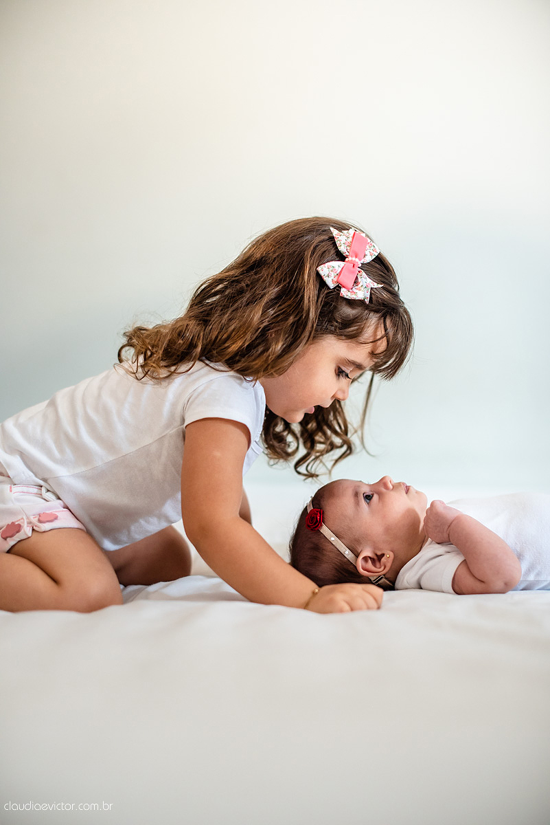 Lindo ensaio lifestyle com bebê e família em casa feito por fotógrafos de casamento de vila velha fotógrafos de casamento de vitória fotógrafos de casamento de serra espirito santo es em vitória