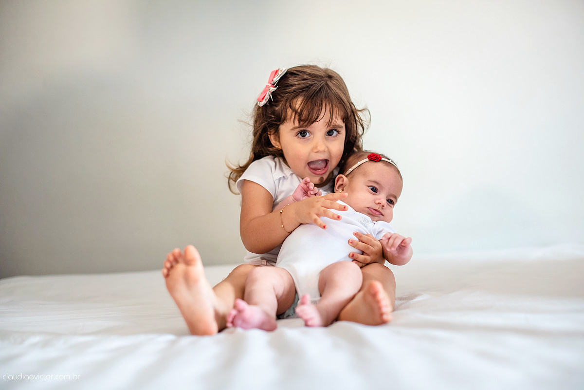 Lindo ensaio lifestyle com bebê e família em casa feito por fotógrafos de casamento de vila velha fotógrafos de casamento de vitória fotógrafos de casamento de serra espirito santo es em vitória