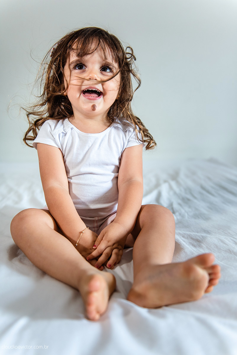 Lindo ensaio lifestyle com bebê e família em casa feito por fotógrafos de casamento de vila velha fotógrafos de casamento de vitória fotógrafos de casamento de serra espirito santo es em vitória