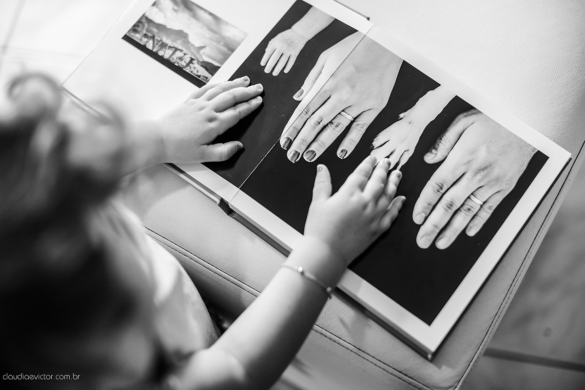 Lindo ensaio lifestyle com bebê e família em casa feito por fotógrafos de casamento de vila velha fotógrafos de casamento de vitória fotógrafos de casamento de serra espirito santo es em vitória