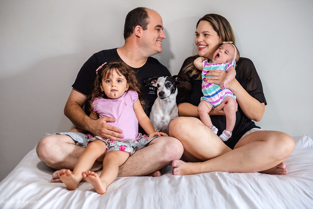 Lindo ensaio lifestyle com bebê e família em casa feito por fotógrafos de casamento de vila velha fotógrafos de casamento de vitória fotógrafos de casamento de serra espirito santo es em vitória