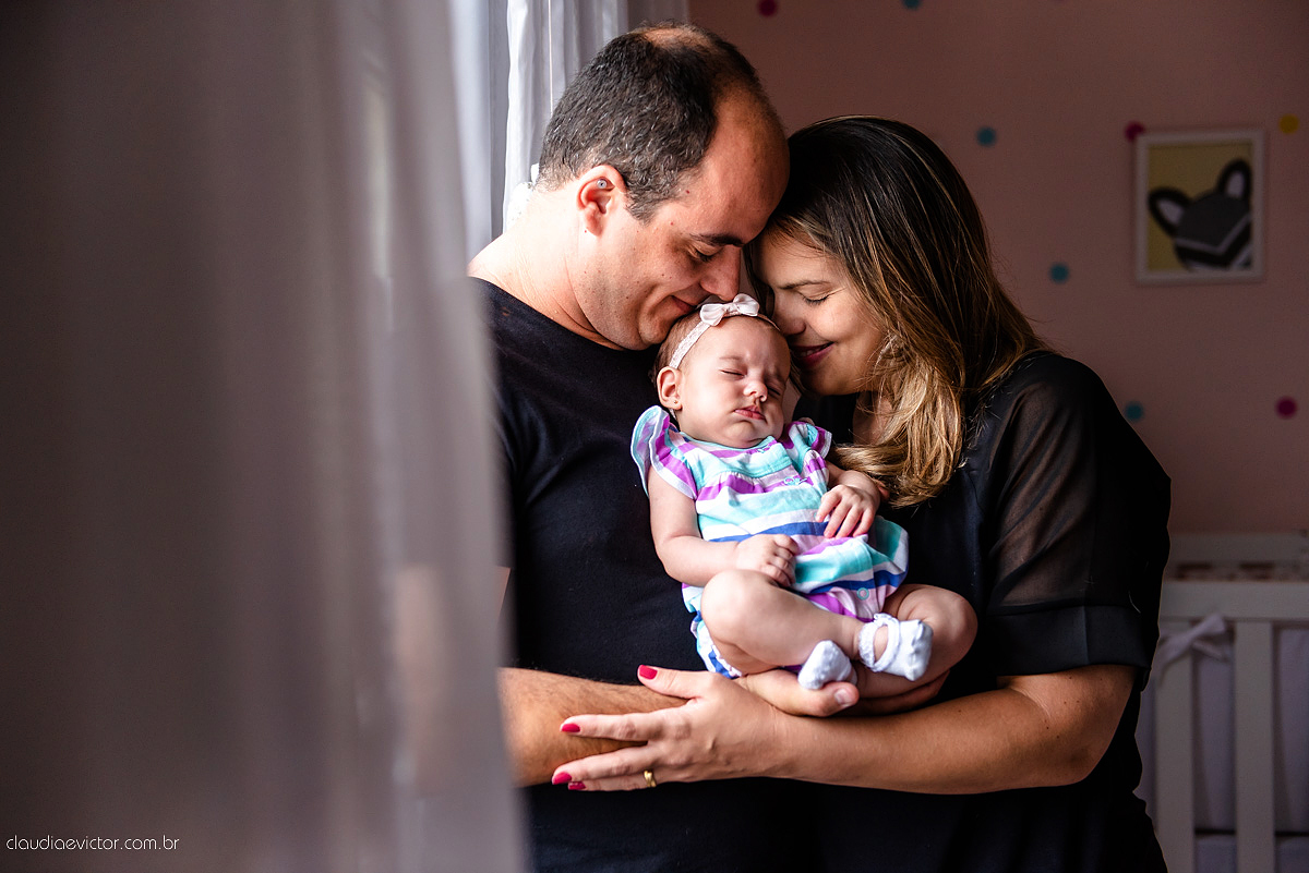 Lindo ensaio lifestyle com bebê e família em casa feito por fotógrafos de casamento de vila velha fotógrafos de casamento de vitória fotógrafos de casamento de serra espirito santo es em vitória