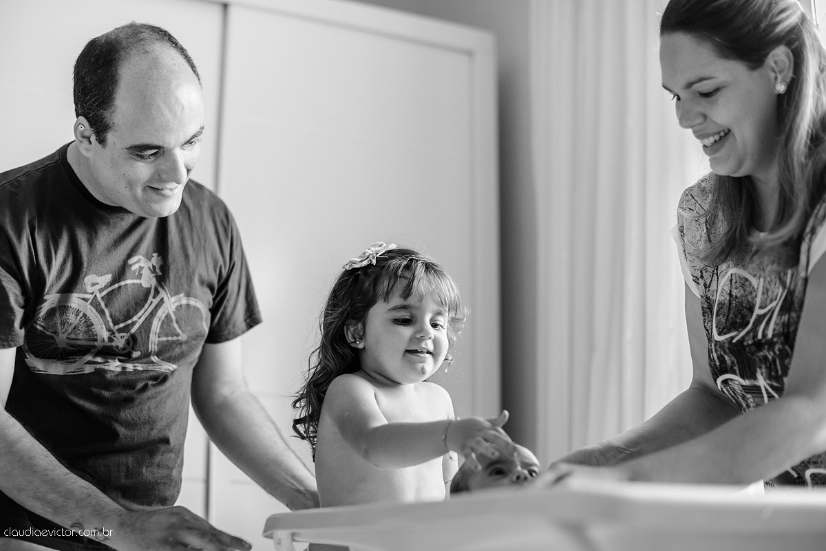 Lindo ensaio lifestyle com bebê e família em casa feito por fotógrafos de casamento de vila velha fotógrafos de casamento de vitória fotógrafos de casamento de serra espirito santo es em vitória