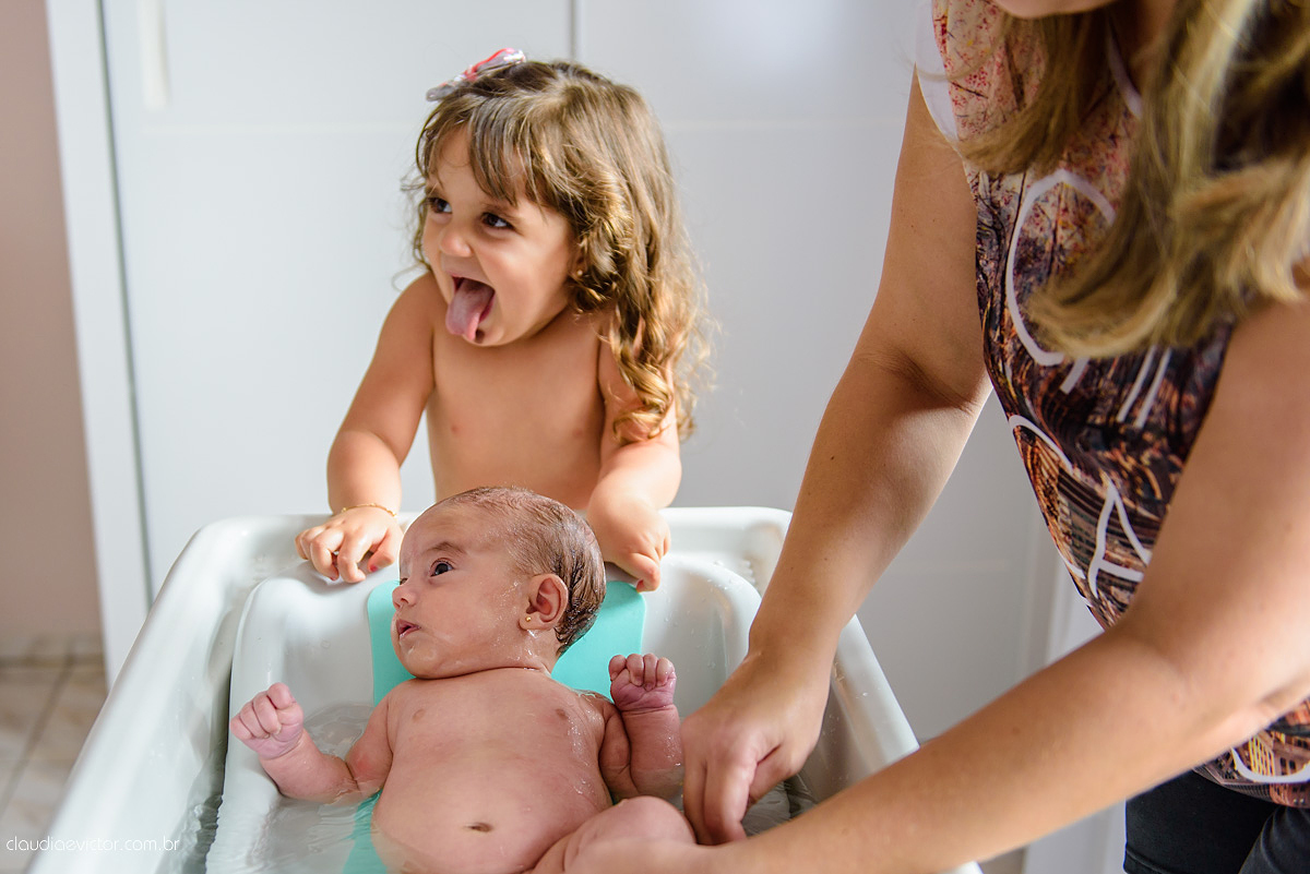 Lindo ensaio lifestyle com bebê e família em casa feito por fotógrafos de casamento de vila velha fotógrafos de casamento de vitória fotógrafos de casamento de serra espirito santo es em vitória