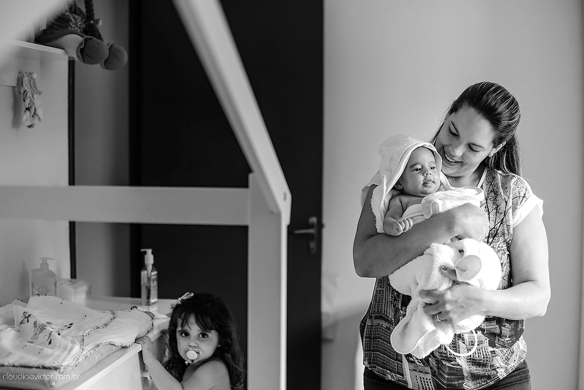 Lindo ensaio lifestyle com bebê e família em casa feito por fotógrafos de casamento de vila velha fotógrafos de casamento de vitória fotógrafos de casamento de serra espirito santo es em vitória