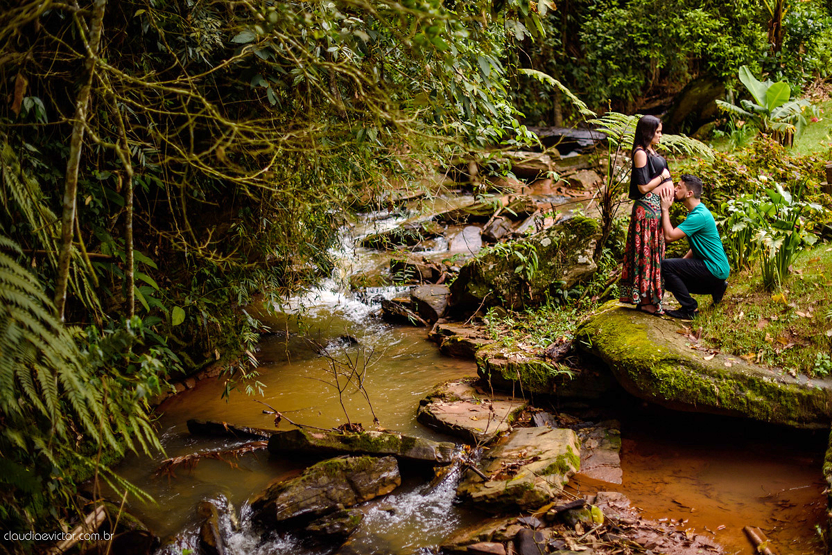 Lindo ensaio de gestante e grávida feito por fotógrafos de casamento de vila velha fotógrafos de casamento de vitória fotógrafos de casamento de serra espirito santo es numa cachoeira em brejetuba
