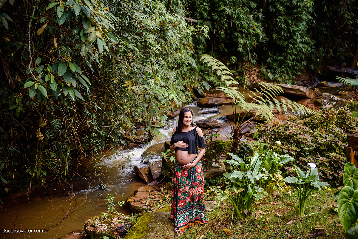 Lindo ensaio de gestante e grávida feito por fotógrafos de casamento de vila velha fotógrafos de casamento de vitória fotógrafos de casamento de serra espirito santo es numa cachoeira em brejetuba